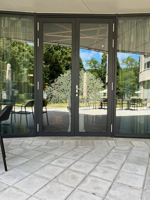 ramen verzorgingshuis met melkglasfolie met uitgesneden afbeelding van een boom