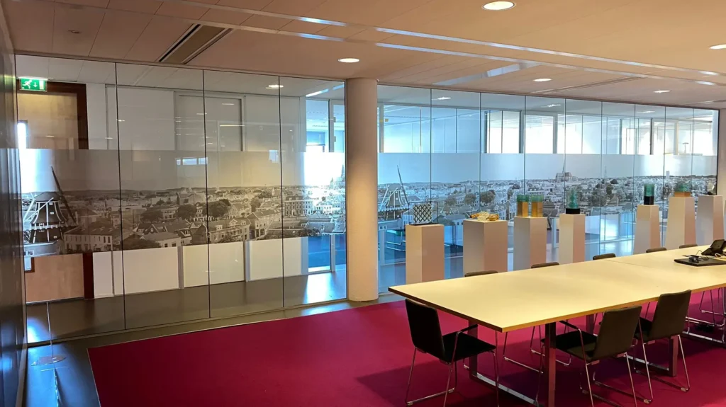 ramen van een kantoor met melkglasfolie met fotoprint