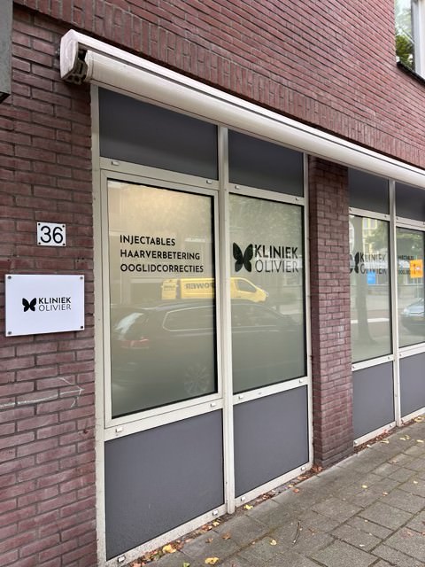 ramen praktijkruimte met melkglasfolie met logo en specialisaties