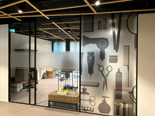 Zorginstelling ramen met melkglasfolie met print en bies